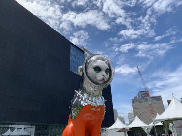 大阪中之島美術館　猫の前の期間限定カフェ　『みんなのまち大阪の肖像』など展示見学でジャイアントロボも（2022年6月情報）
